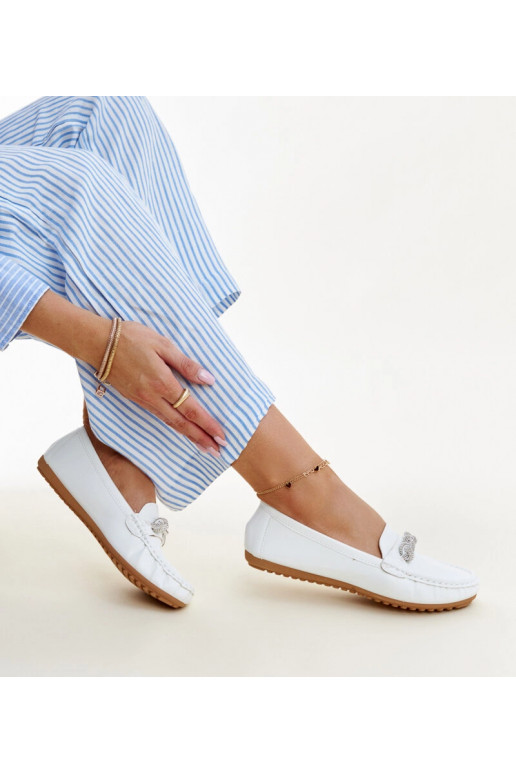 Adiba baltie mokasīni ar cirstiem