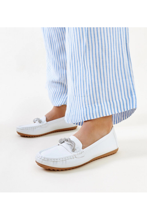 Adiba baltie mokasīni ar cirstiem