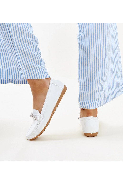 Adiba baltie mokasīni ar cirstiem