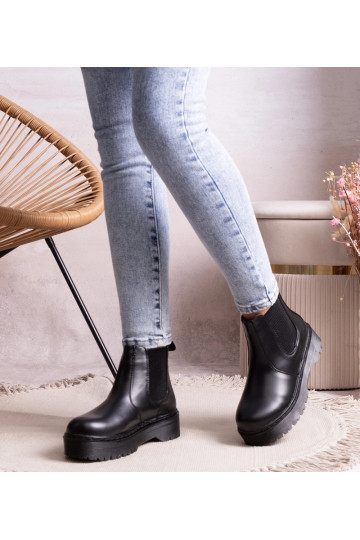 Melnās platformas botki...