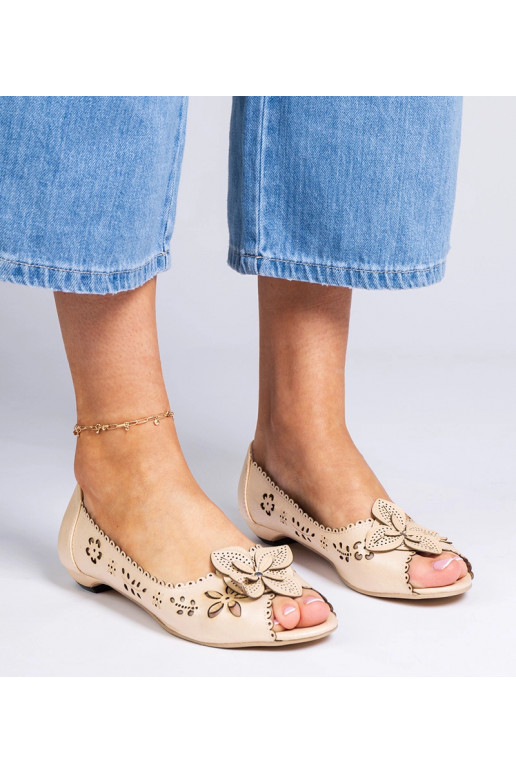 Sarkani kurpju papēži uz zema papēža...