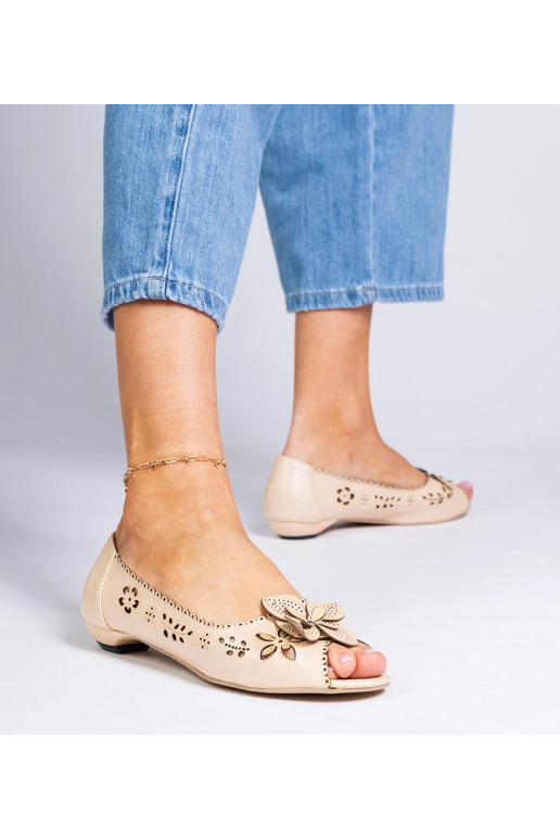 Sarkani kurpju papēži uz zema papēža...