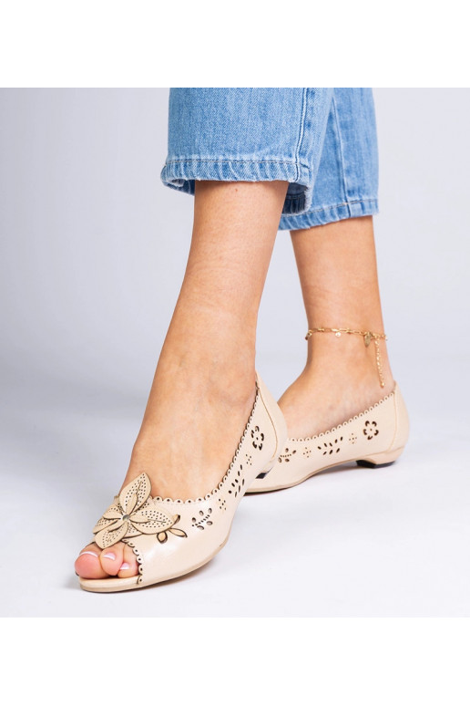 Sarkani kurpju papēži uz zema papēža...