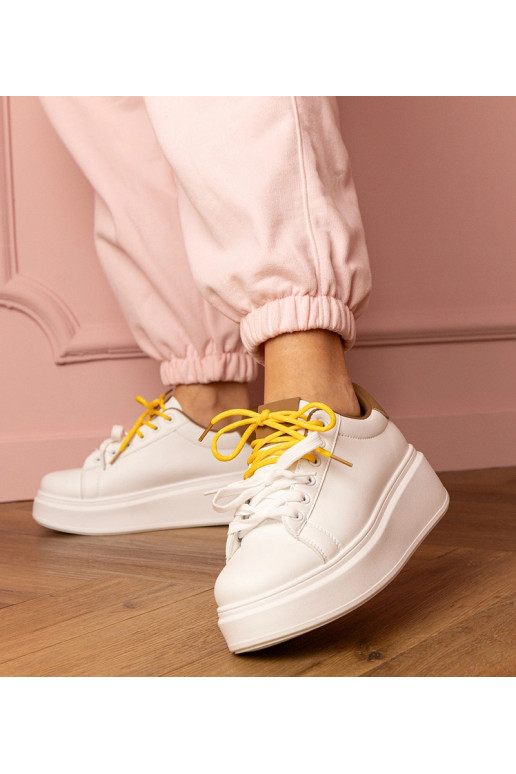 Kler baltas un brūnas sporta kedas uz...