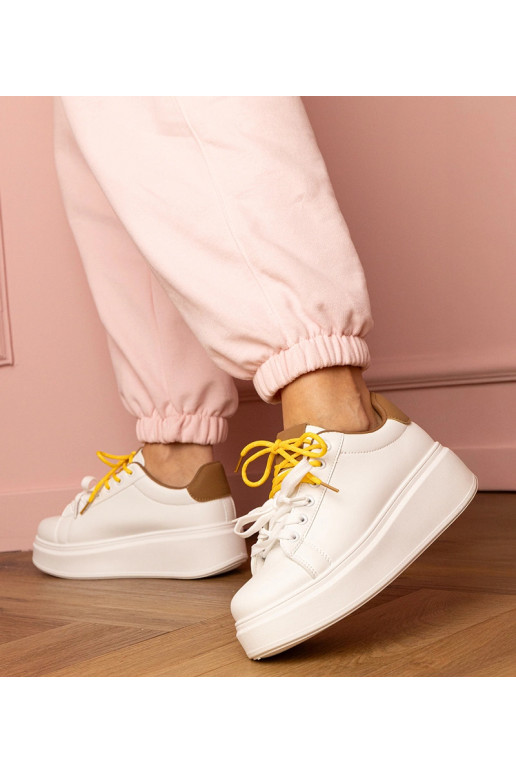 Kler baltas un brūnas sporta kedas uz...