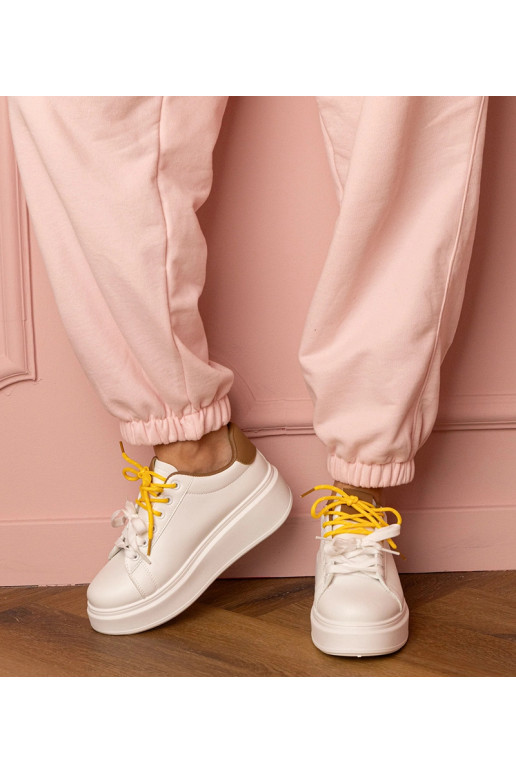 Kler baltas un brūnas sporta kedas uz...