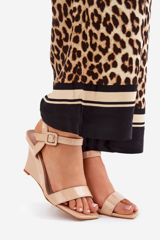 Lakotas basenes Uz Ķīļa Nude Vliraya