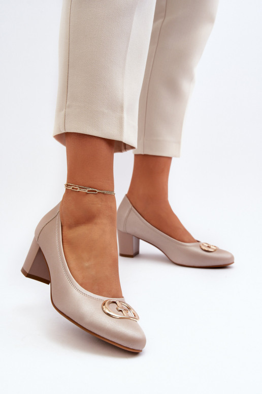 Apavi ar zemu papēdi ar ornamentiem...