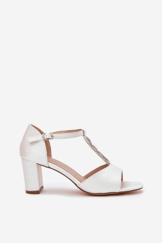 Sieviešu basenes ar dekorētiem papēžiem Eko āda baltas krāsas Triavera