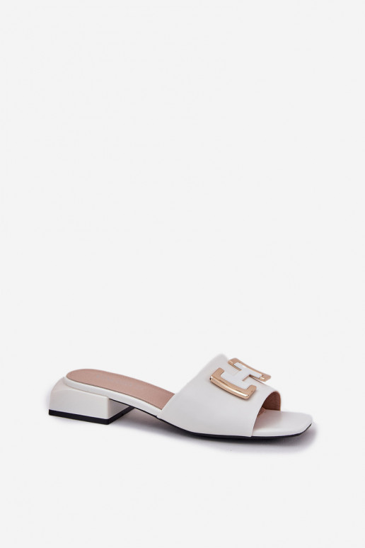 Eleganta stila sieviešu čības Klockā Ze Zelta krāsasm Detalem Vinceza 62229 baltas krāsas Eleganta stila sieviešu čības Klockā Ze Zelta krāsasm Detalem Vinceza 62229 baltas krāsas