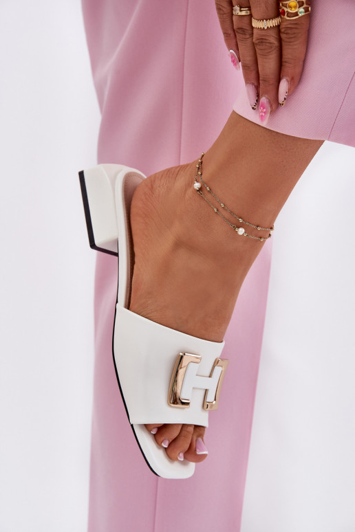 Eleganta stila sieviešu čības Klockā Ze Zelta krāsasm Detalem Vinceza 62229 baltas krāsas Eleganta stila sieviešu čības Klockā Ze Zelta krāsasm Detalem Vinceza 62229 baltas krāsas