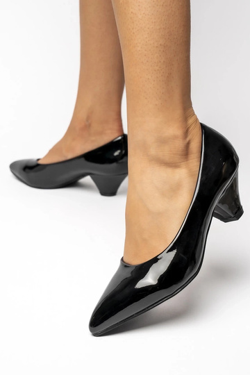 Elegantā stila melni lakoti...