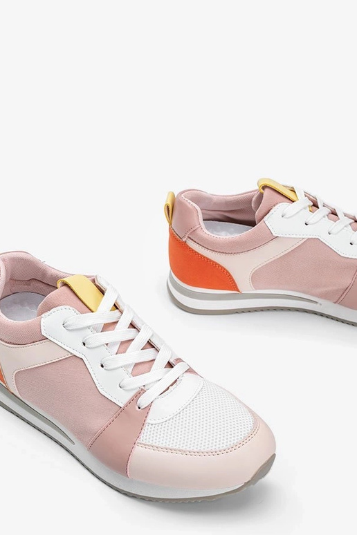 Baltas kurpes ar dzelteniem...