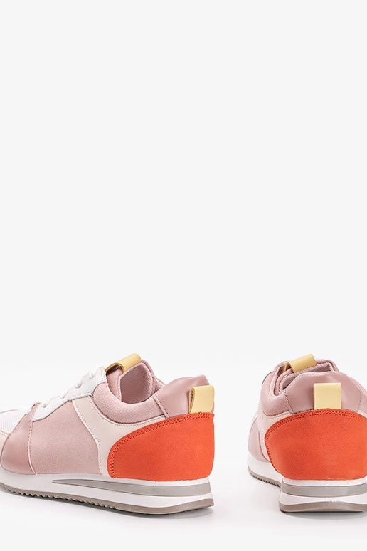 Baltas kurpes ar dzelteniem...