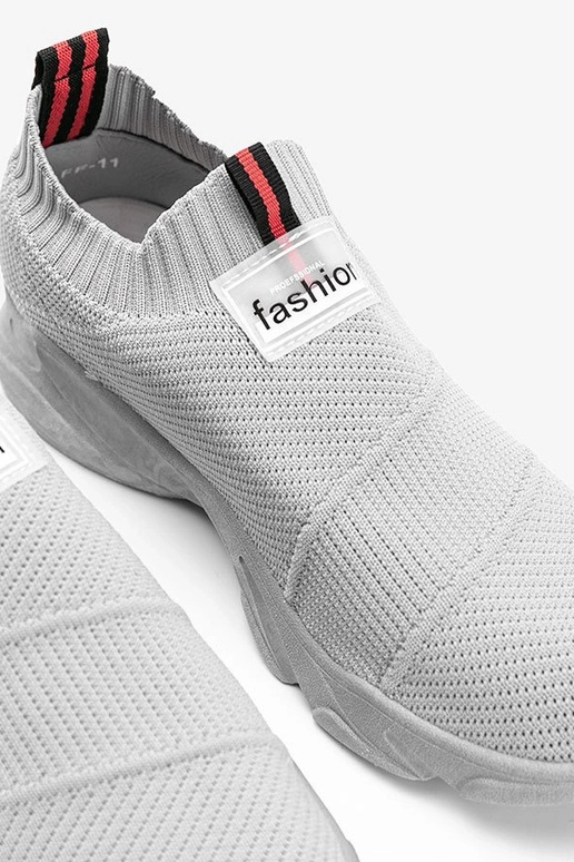 Pelēki sporta apavi, „Justice"