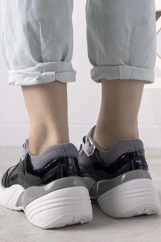 Melnas kedas ar augstu zoli Rude Melnas kedas ar augstu zoli Rude