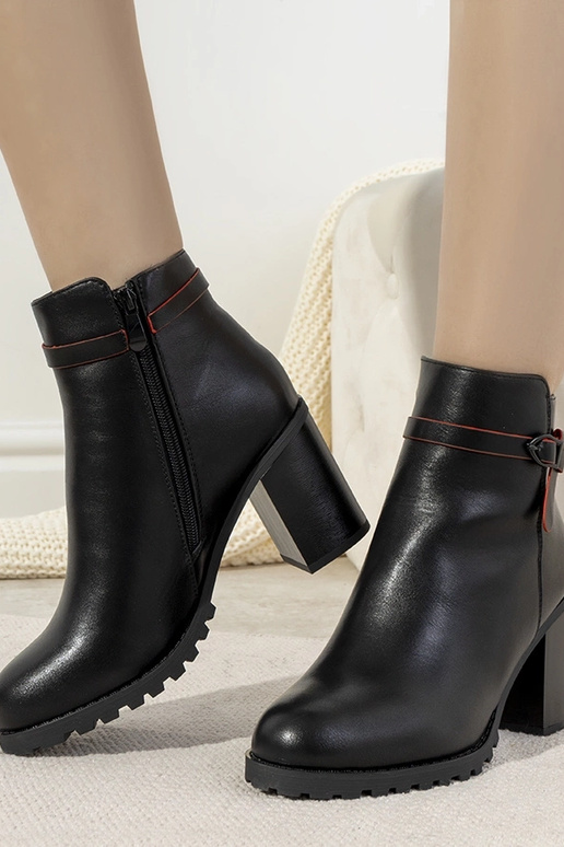 Melni izolēti zābaki ar Murray papēdi