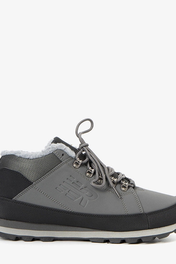 Pelēki izolēti sporta apavi...