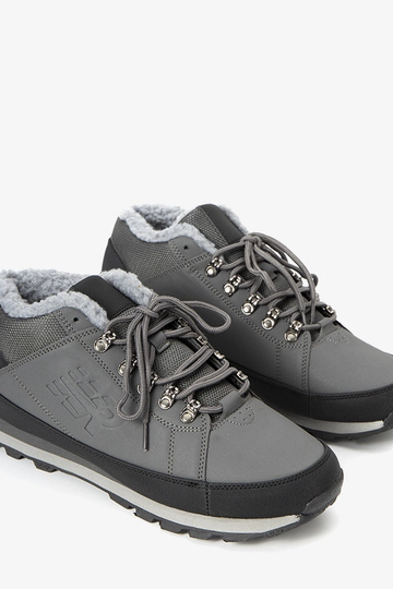 Pelēki izolēti sporta apavi... 2