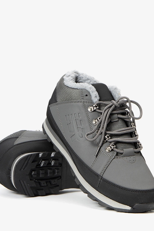 Pelēki izolēti sporta apavi vīriešiem... Pelēki izolēti sporta apavi vīriešiem...