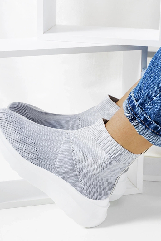 Dženiferas pelēkas čības