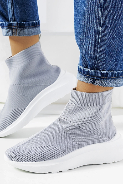 Dženiferas pelēkas čības