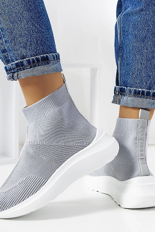 Dženiferas pelēkas čības