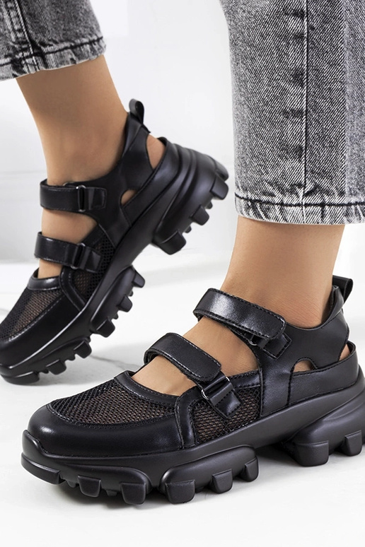 Melni sporta apavi uz masīvā zole,...