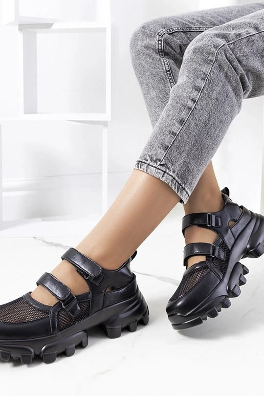 Melni sporta apavi uz masīvā zole,...