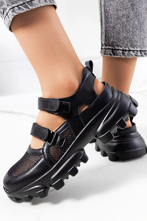 Melni sporta apavi uz masīvā zole,...