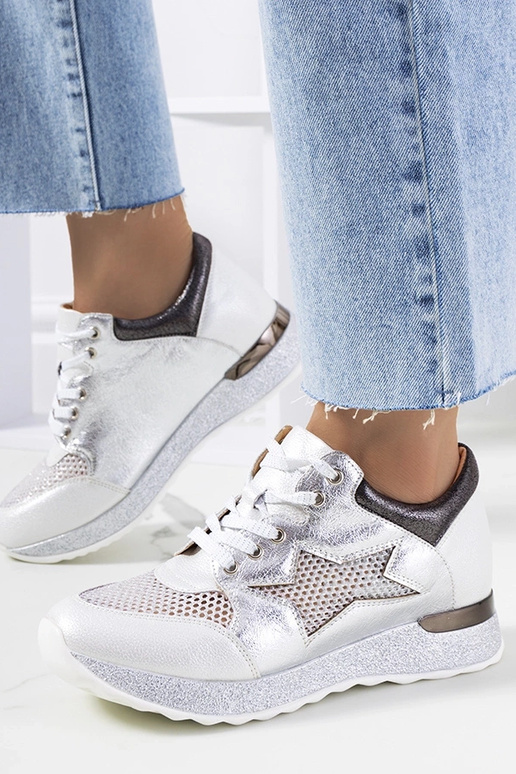 Baltas metāliskas šņorējamas kedas...