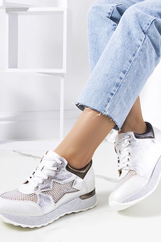 Baltas metāliskas šņorējamas kedas...