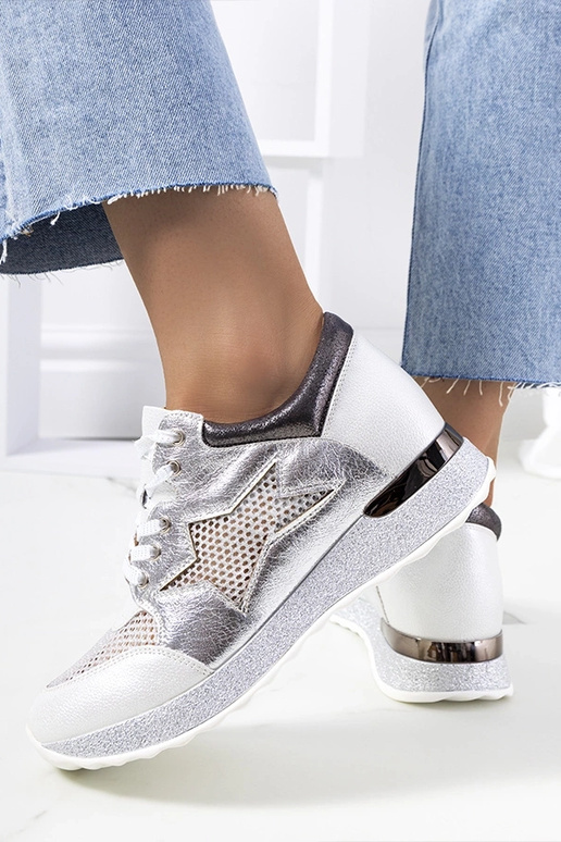 Baltas metāliskas šņorējamas kedas...