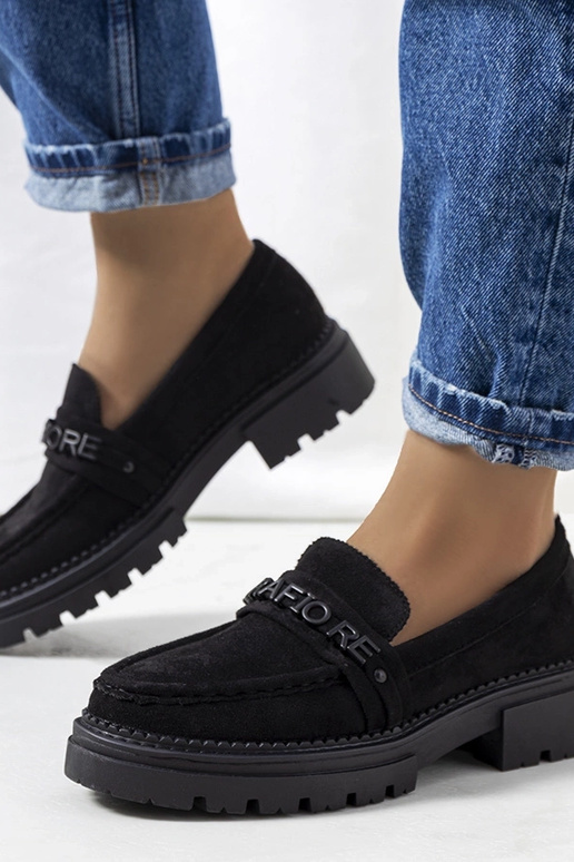 Melni mokasīni uz traktora zoles,...