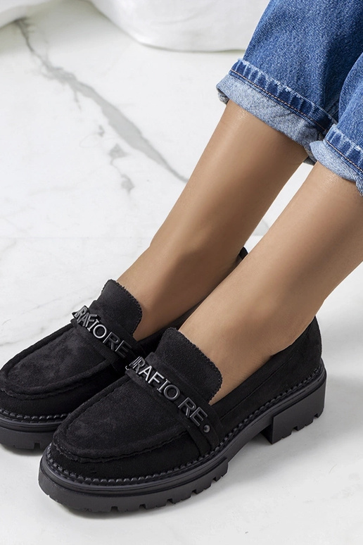 Melni mokasīni uz traktora zoles,...