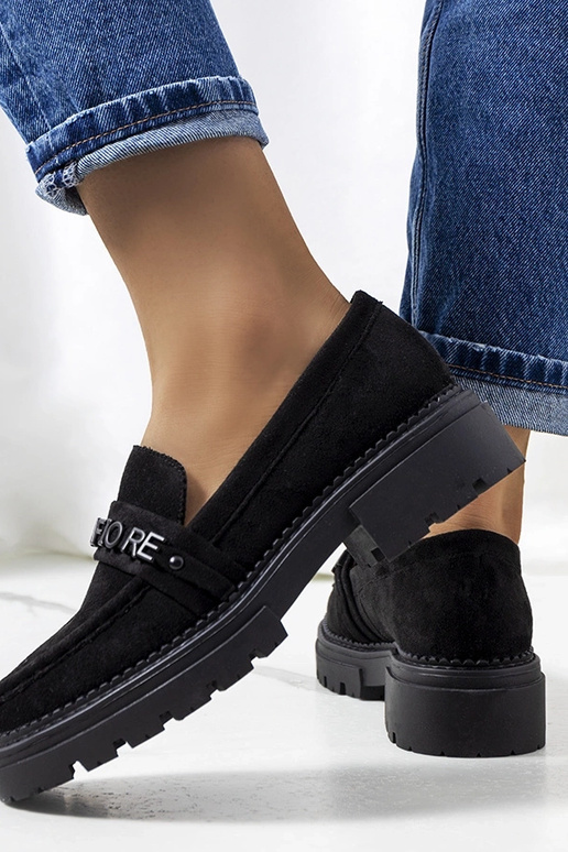 Melni mokasīni uz traktora zoles,...