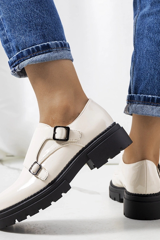 Valks bēšas lakādas kurpes