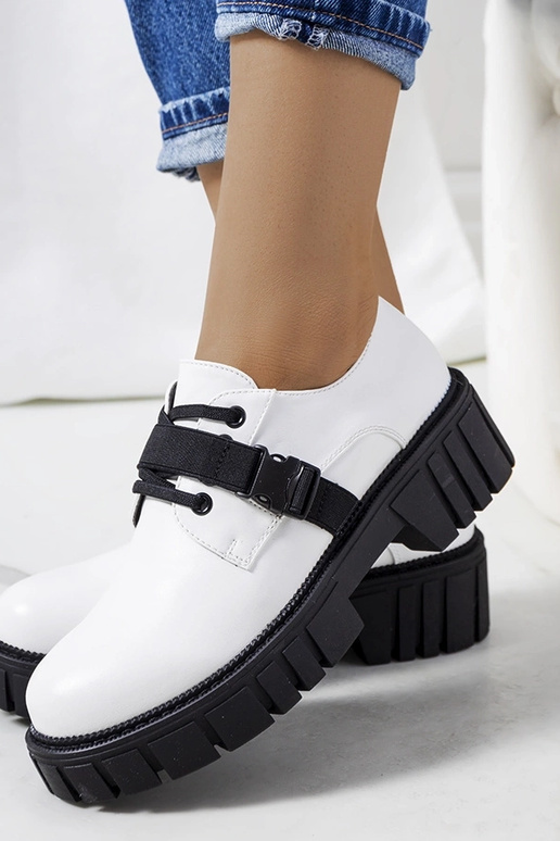 Balti apavi uz traktora zoles Marike