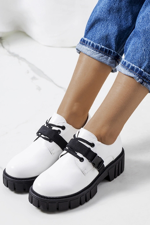 Balti apavi uz traktora zoles Marike