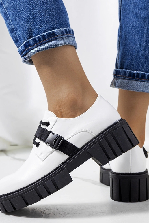 Balti apavi uz traktora zoles Marike