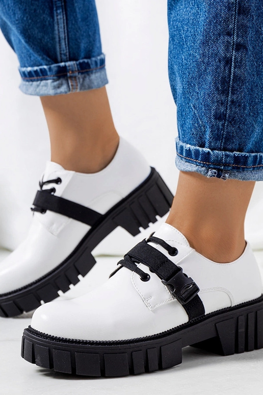 Balti apavi uz traktora zoles Marike