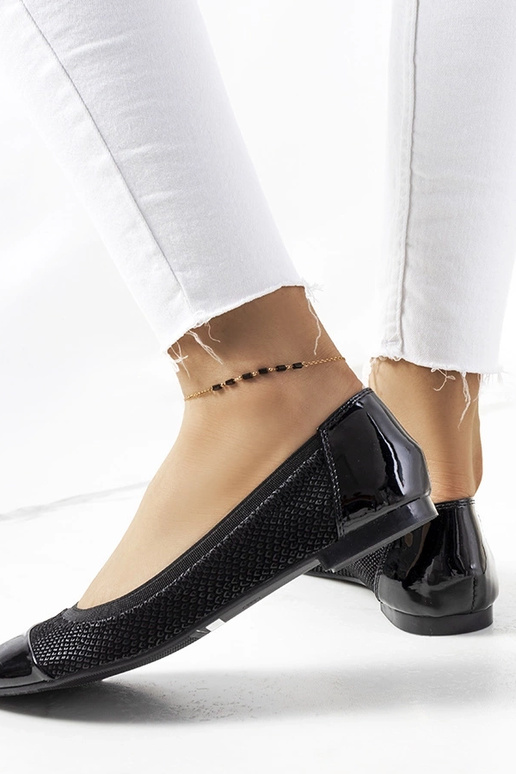 Melnās sieviešu balerīnas Harila