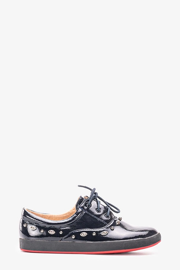 Mikaela tumši zilas lakādas...