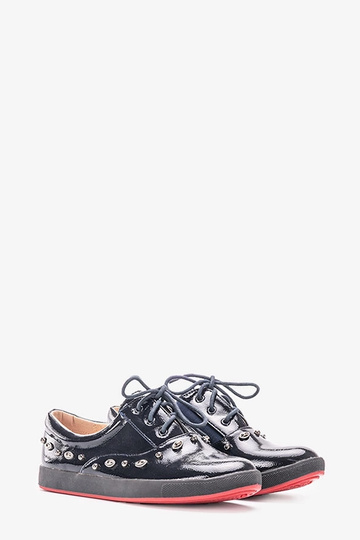 Mikaela tumši zilas lakādas... 2