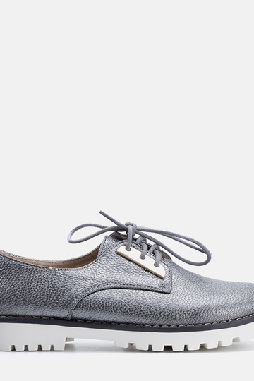 Pelēki spīdīgi bērnu apavi...