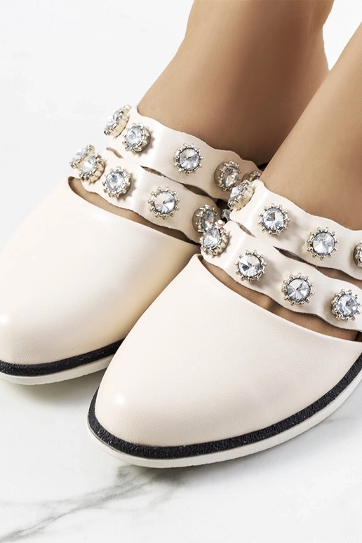 Smilšu krāsas čības ar kniedēm, „Asselt"