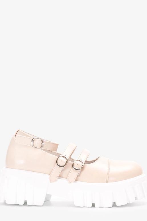 Smilšu krāsas puszābaki uz traktora...