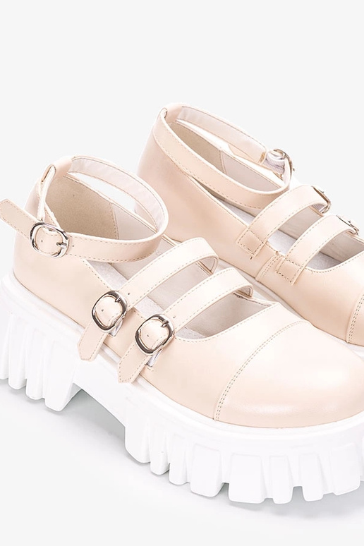 Smilšu krāsas puszābaki uz traktora...