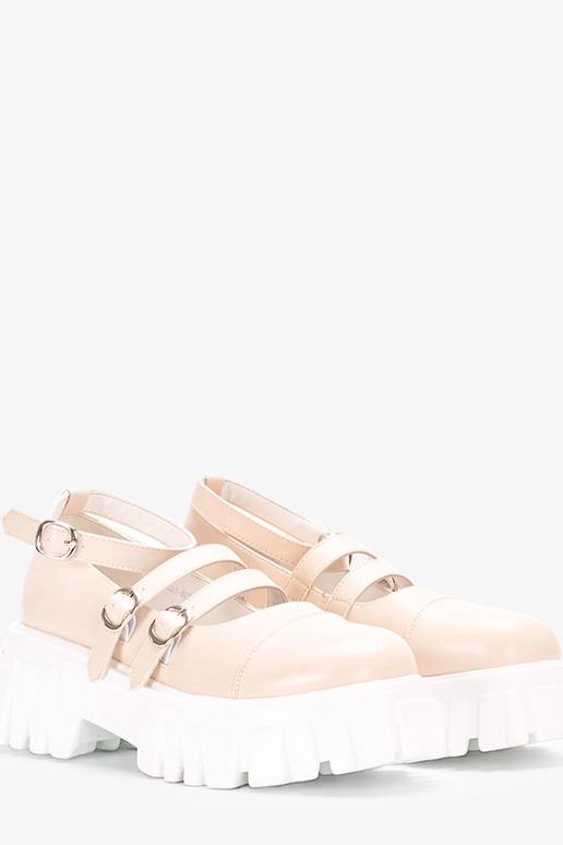 Smilšu krāsas puszābaki uz traktora...