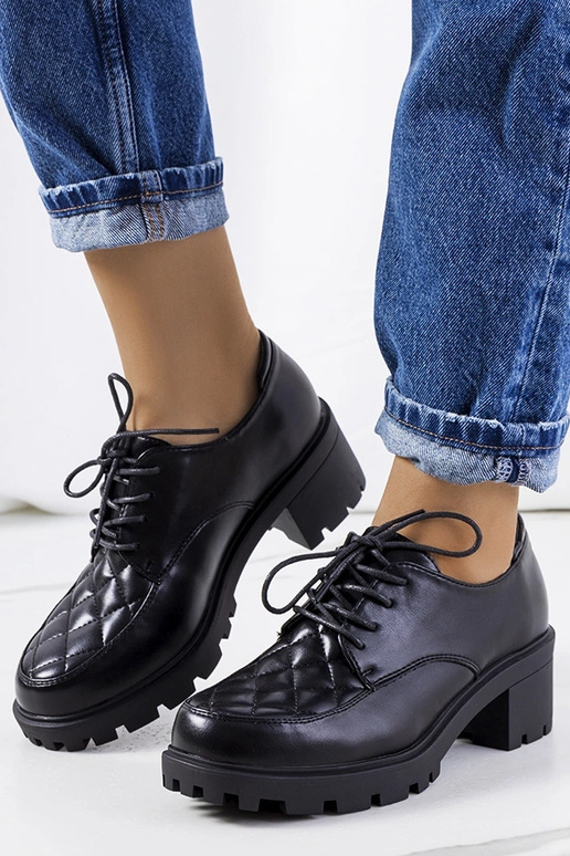 Melni puszābaki uz bieza papēža,...